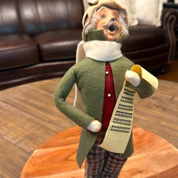 BYERS’ CHOICE LTD. CHRISTMAS CAROLERS. 2002 - Picture 4 of 6